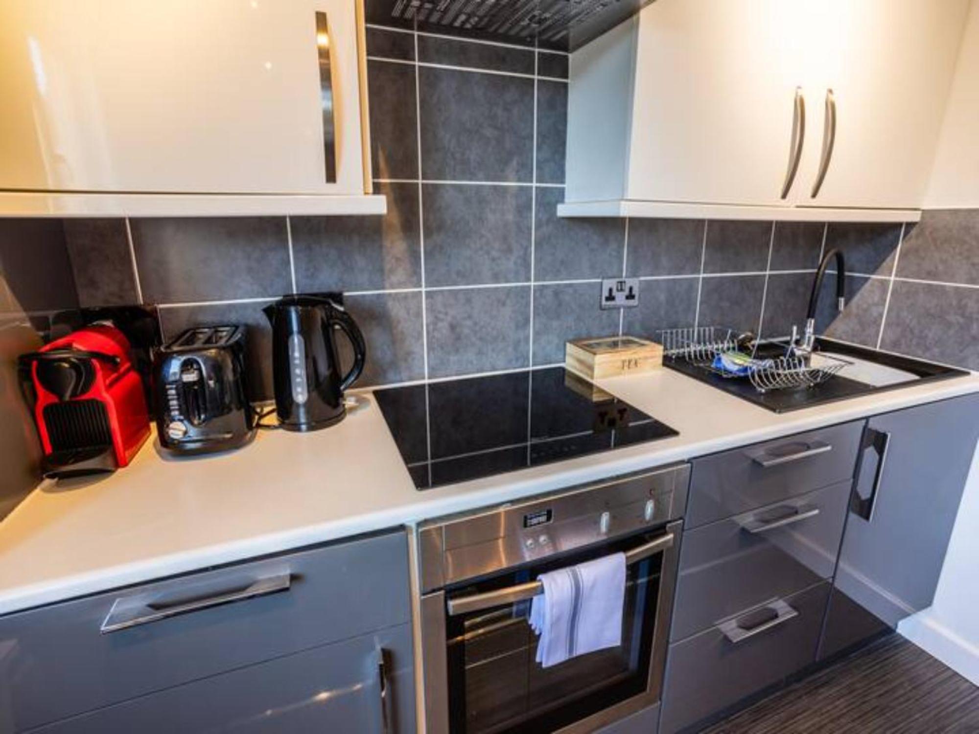 Newly Renovated Ideally Situated 2 Bedroom Flat 伯恩茅斯 外观 照片