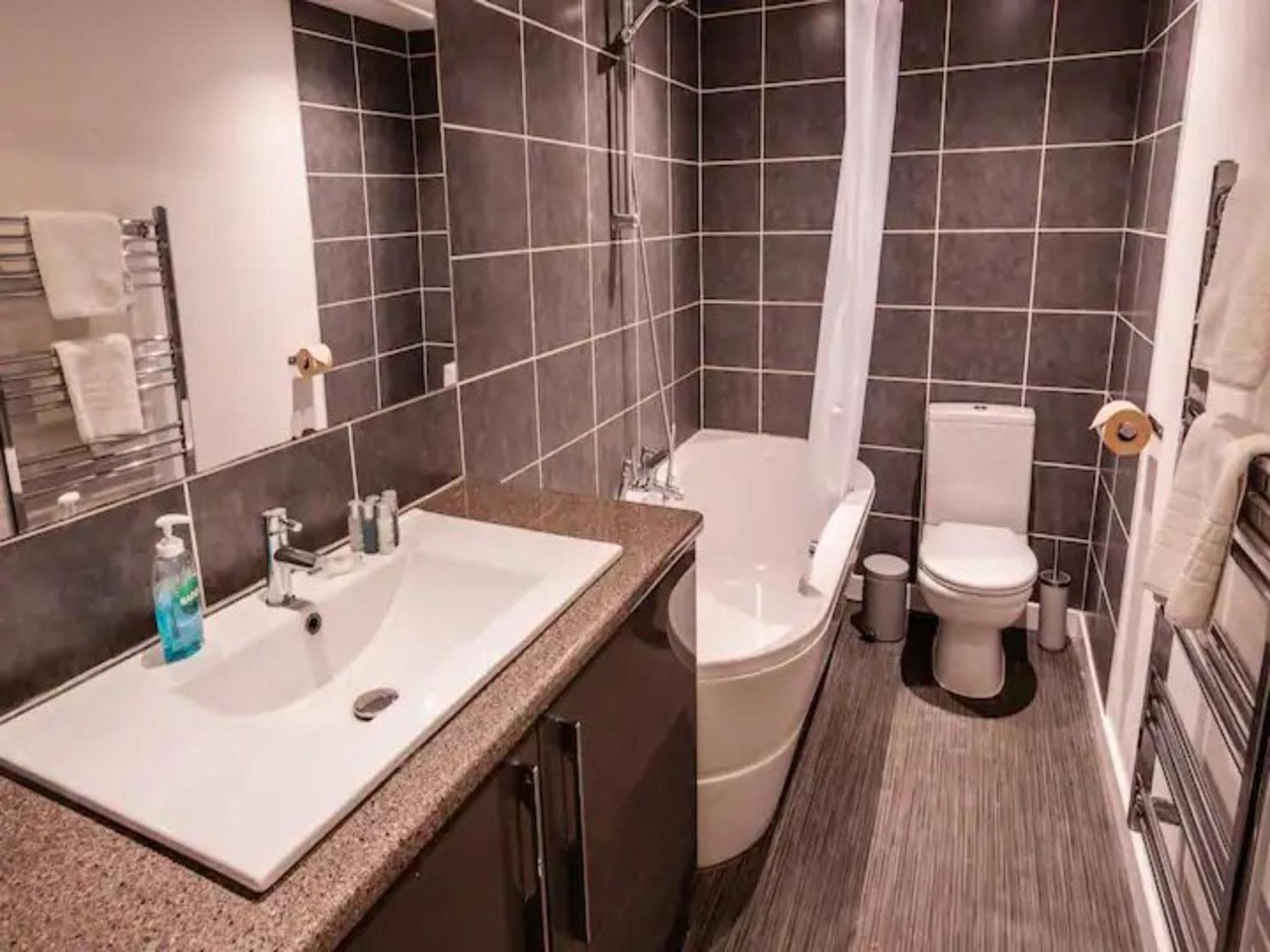 Newly Renovated Ideally Situated 2 Bedroom Flat 伯恩茅斯 外观 照片